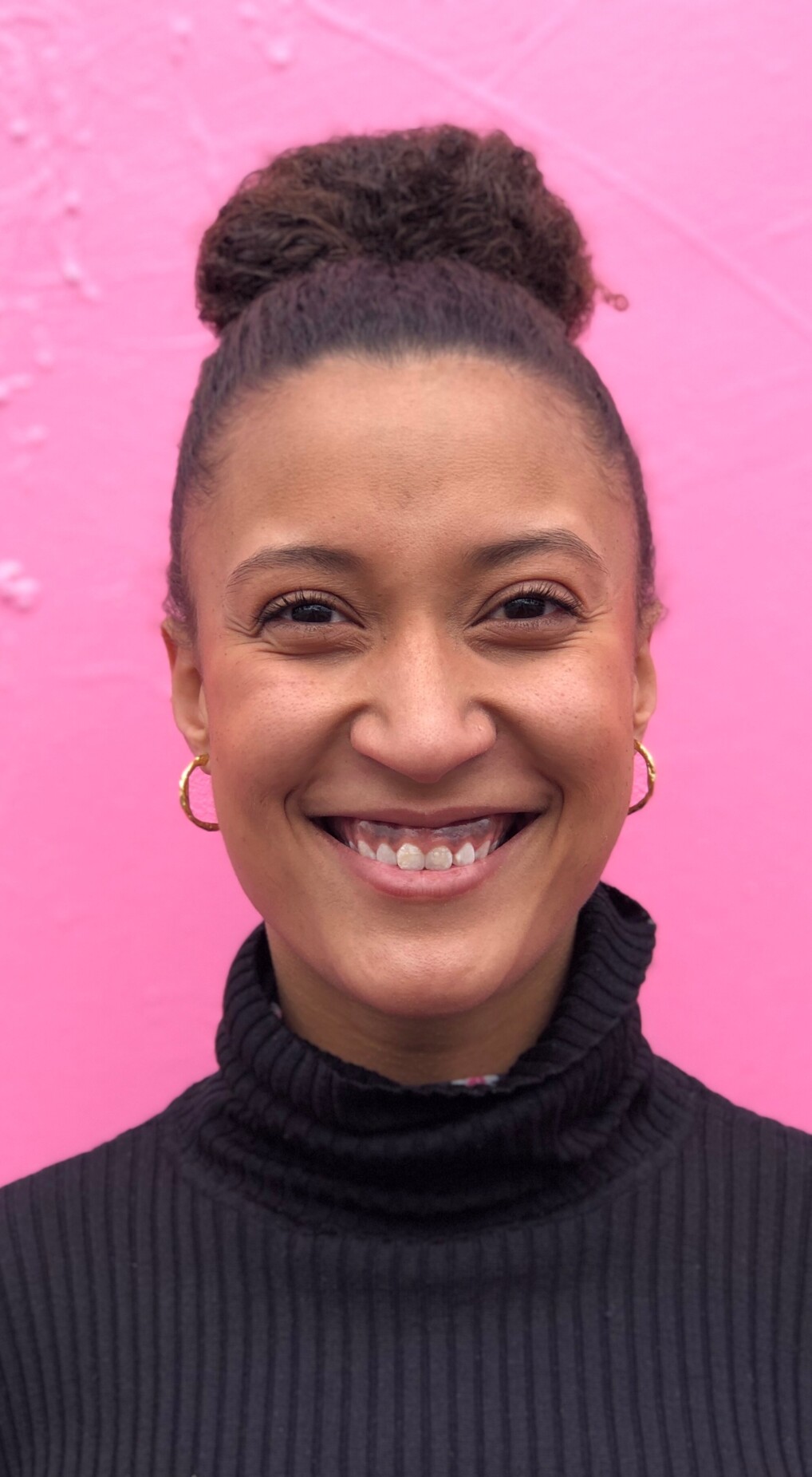 Sheba akrobeat Sheba Mikkelsen Hunter fotograferet tæt på foran en flot lyserød væg