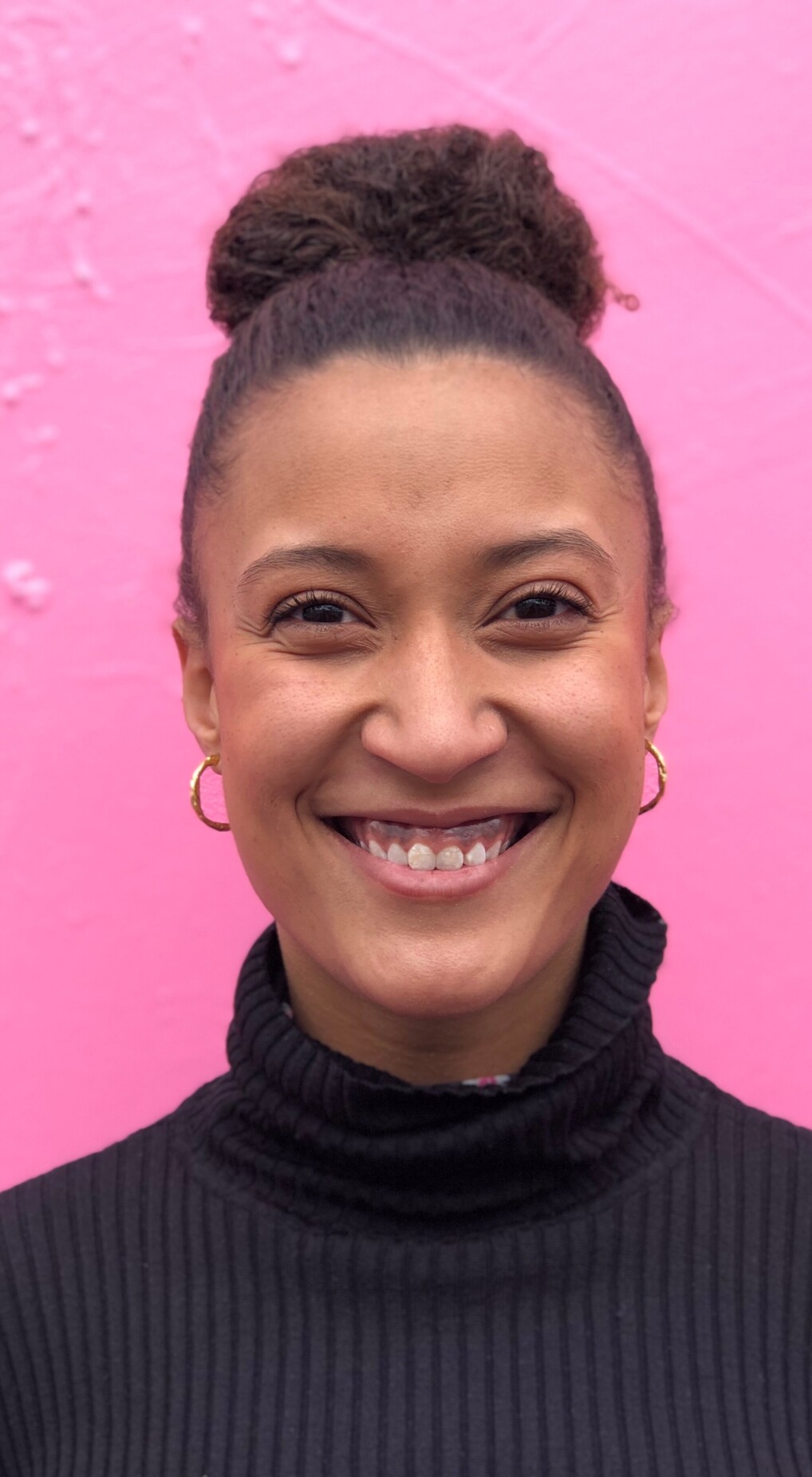 Sheba Mikkelsen Hunter fotograferet tæt på foran en flot lyserød væg