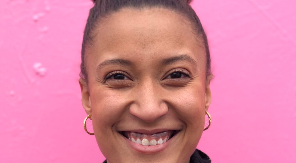 Sheba Mikkelsen Hunter fotograferet tæt på foran en flot lyserød væg