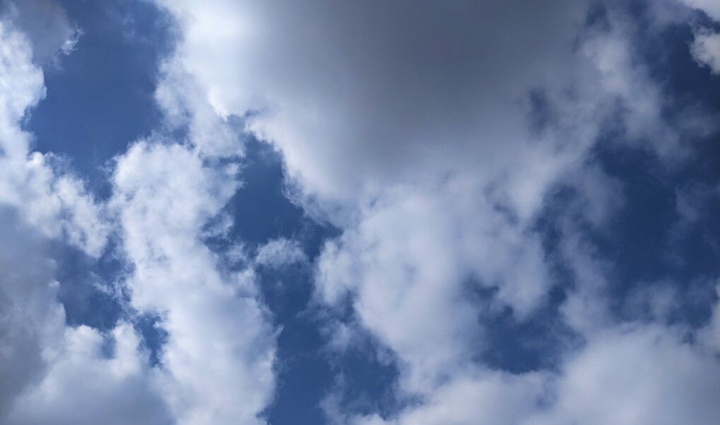 Hvide skyer på en mørkeblå himmel