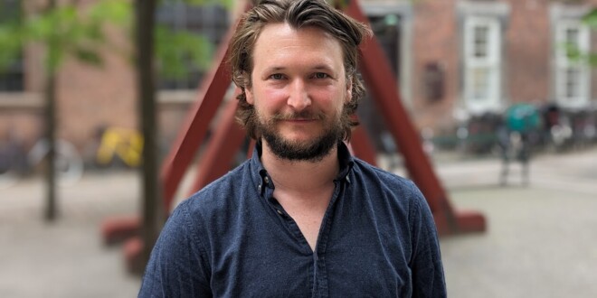 kommunikationskonsulent Niels Jakob Mye fotograferet i vartovs gård