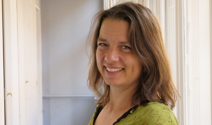 Kristine Kaaber Pors fotograferet i bispegårdens lyse svalegang
