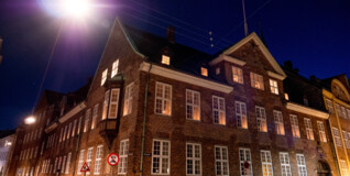 københavns bispegård under gadelygtens skær en stille aften på nørregade