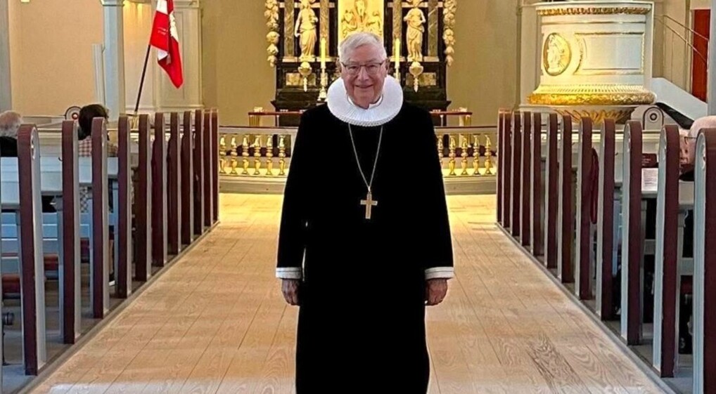 biskop Erik Norman Svendsen i ornat og med guldkors på vej ned ad gulvet i Garnisonskirken