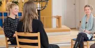 fire kvinder sidder i en rundkreds i en kirke og samtaler