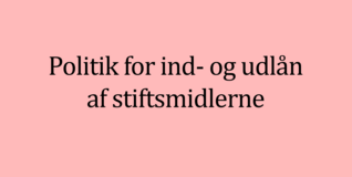 Ordene "Politik for ind- og udlån af stiftsmidlerne" er skrevet med sort skrift på en lyserød baggrund, der passer til hjemmesidens farveskema
