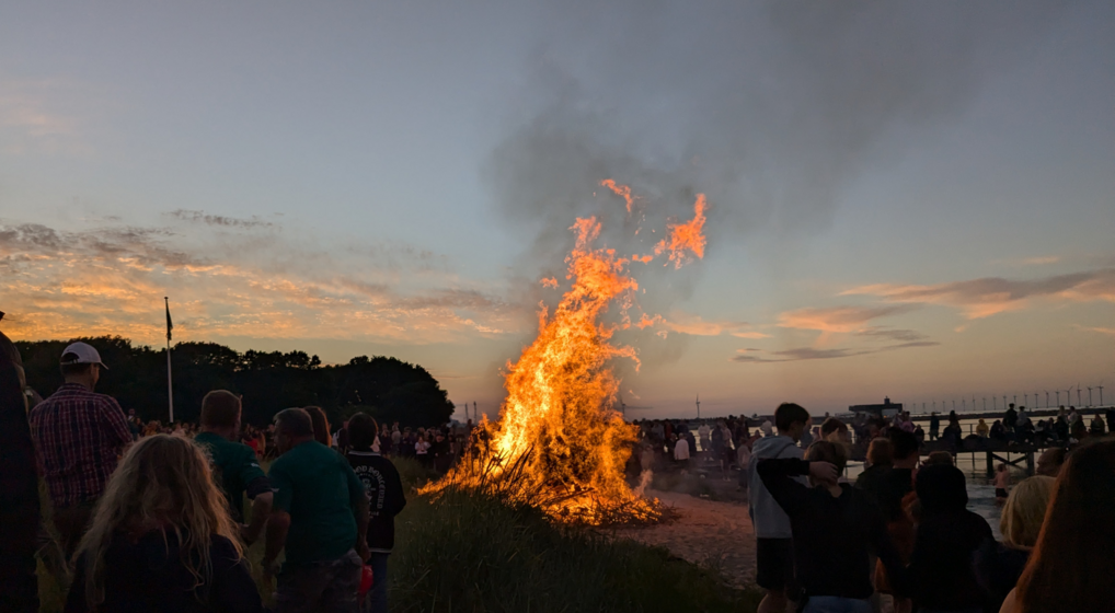 Sankt Hans amager strand Sankthansaften fejres på amager strand med et bål i midten og mange mennesker forsamlet rundt om det