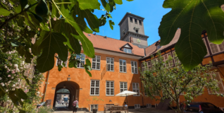 bispegården i københavn set indefra med vor frue kirkes tårn i baggrunden