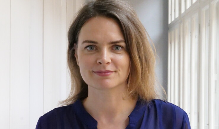 portræt af Rikke Juul fotograferet i en oplyst svalegang i bispegården