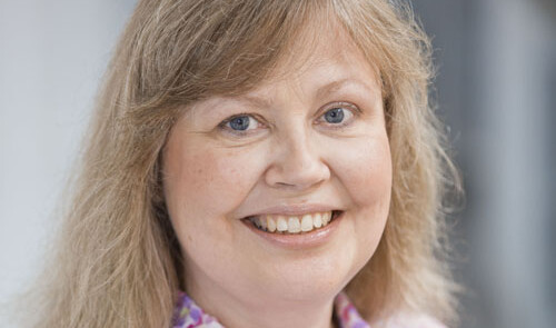 Portræt af Marianne Holm Hansen i svalegangen i Københavns Stifts bispegård