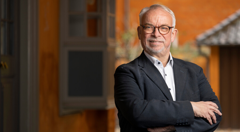 Portræt af Peter Skov-Jakobsen i Bispegården biskop peter skov-jakobsen står med foldede arme i porten til bispegården