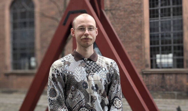 Rasmus Peytz Stephansen fotograferet foran kirken i Vartov