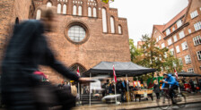 Mariakirken på vesterbro set fra den anden side af gaden på en regnvejrsdag