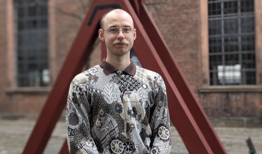 portræt af Rasmus Peytz Stephansen fotograferet i en lys svalegang i bispegården