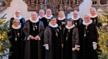 11 biskopper står foran alteret i Holmens Kirke