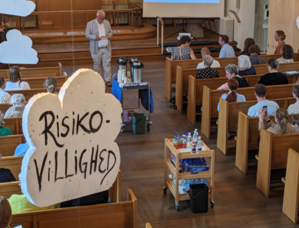 Biskoppen holder en tale ved et arrangement i Flintholm Kirke