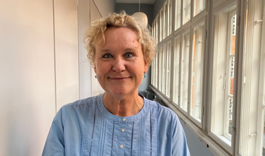 Helle Lindholm fotograferet i en svalegang i Bispegården