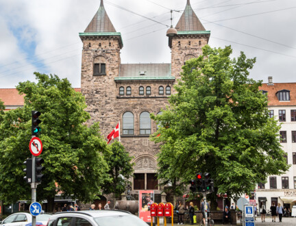Eliaskirken med Vesterbro Torv og Vesterbrogade i forgrunden