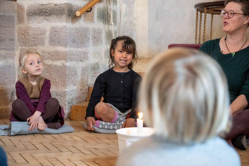 Børnetjenesten i Bodilsker på Bornholm (Foto: Anders Beier/Børnetjenesten) Sognepræst Lise Dürr sammen med børn fra børnehaven i Bodilsker på Bornholm