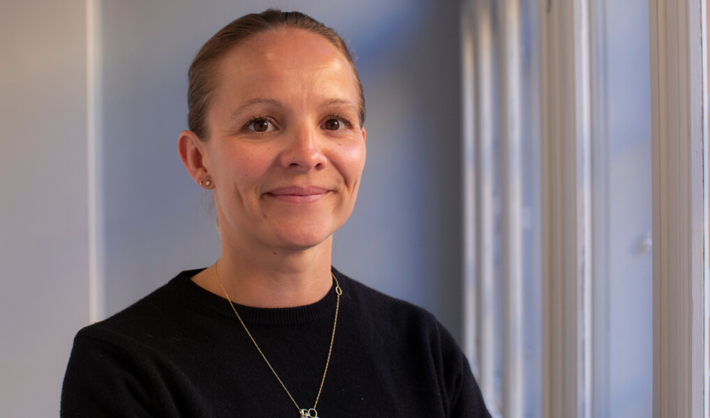 portræt af Signe Danielsen fotograferet i en lys svalegang i bispegården