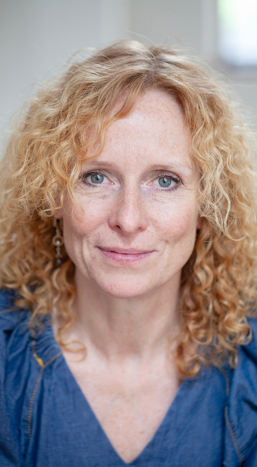 Teaterleg Johanne Et portræt af Teaterleg-underviser Johanne i blå trøje