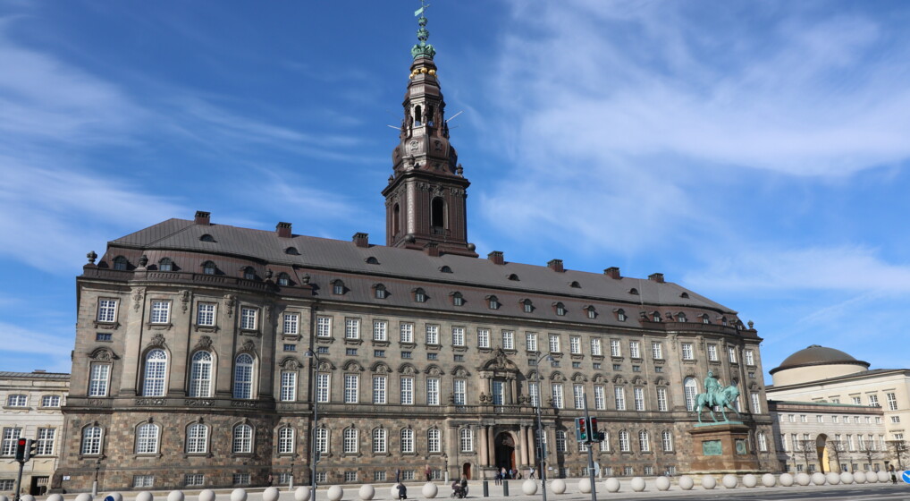 Christiansborg Slot - Matthias Schalk / Wikimedia Commons Christiansborg Slot på en flot vinterdag set fra Holmens Bro
