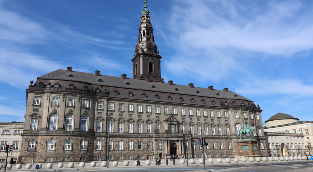 Christiansborg Slot - Matthias Schalk / Wikimedia Commons Christiansborg Slot på en flot vinterdag set fra Holmens Bro