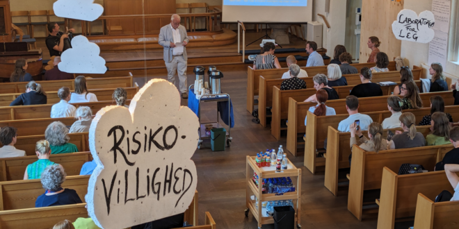 Biskoppen holder en tale ved et arrangement i Flintholm Kirke