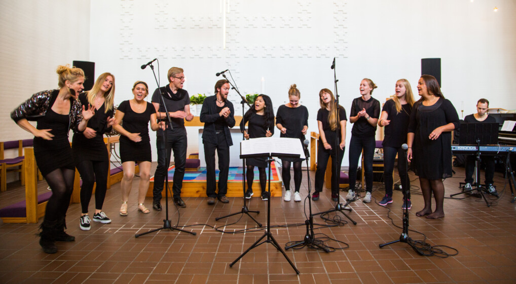 Kor synger i en kirke