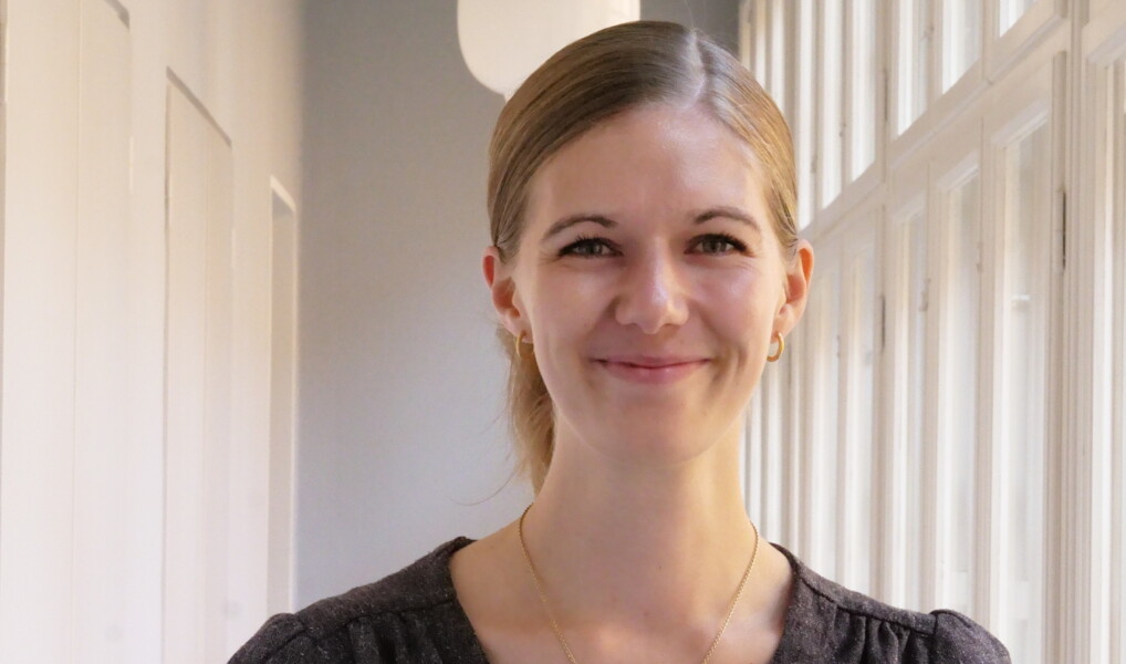 Portræt af Julie Weile Larsen i svalegangen i Københavns Stifts bispegård