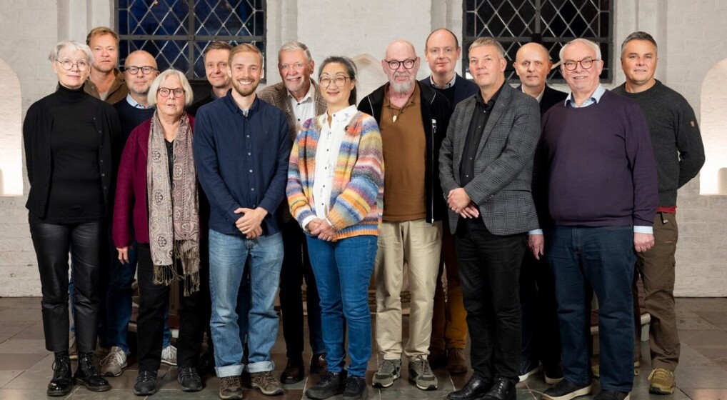 Stiftsrådet står samlet i et kirkerum